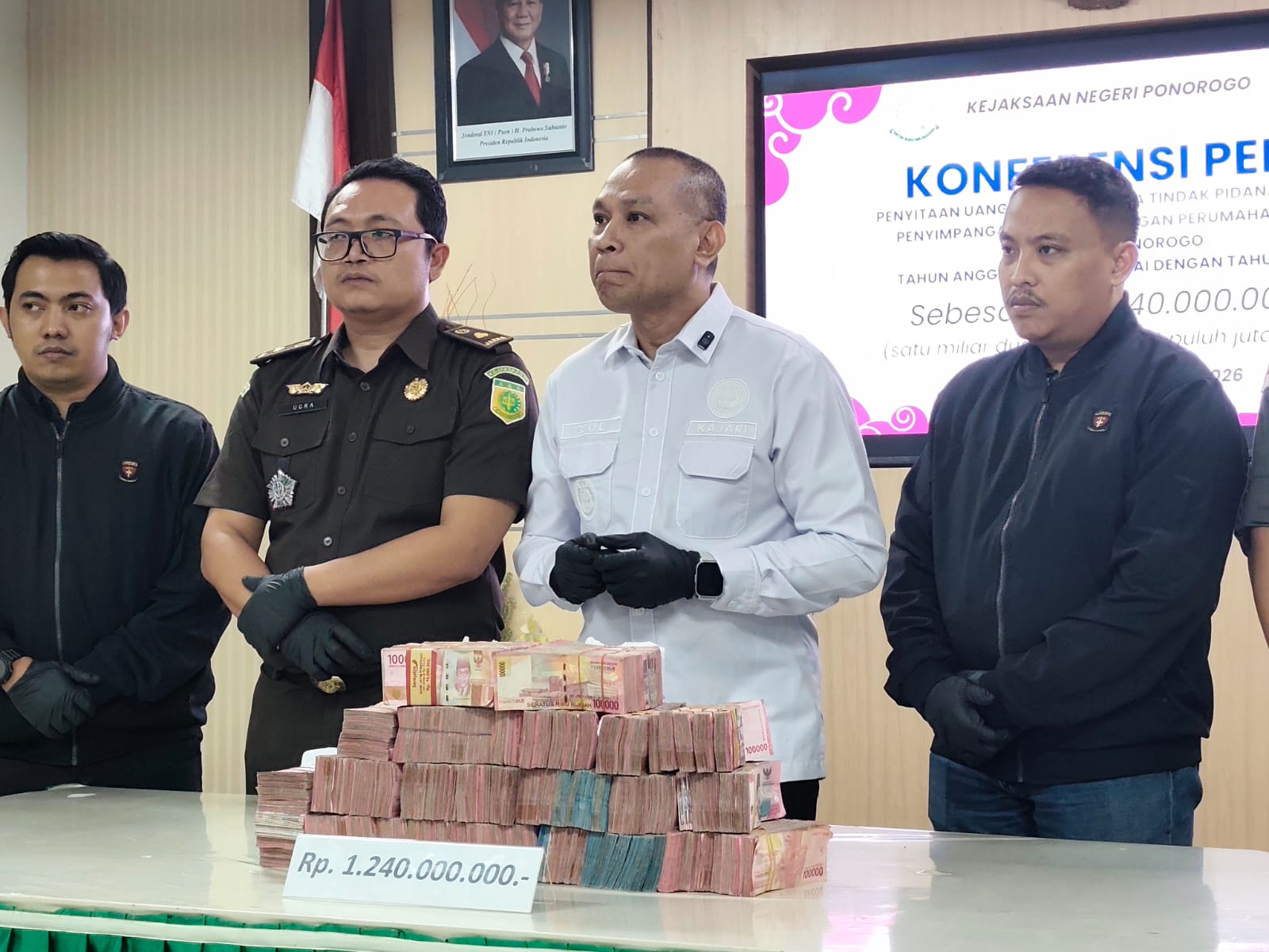 Kejari Ponorogo saat menunjukkan uang tunai pengembalian kelebihan dana tunjangan perumahan DPRD.