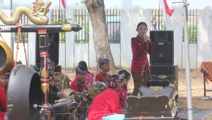 Siswa SMP Negeri 3 Grogol sebagai seniman karawitan dengan nama Paramartha Tri Gangsa saat pertunjukkan menyambut kedatangan Bupati Kediri yang resmikan tiga tempat ibadah Rabu siang.