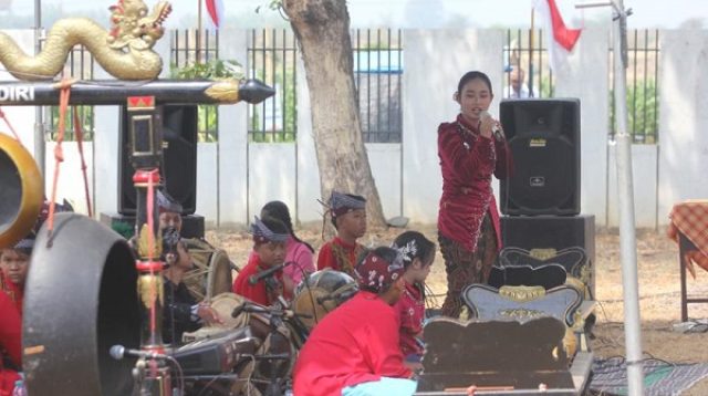Siswa SMP Negeri 3 Grogol sebagai seniman karawitan dengan nama Paramartha Tri Gangsa saat pertunjukkan menyambut kedatangan Bupati Kediri yang resmikan tiga tempat ibadah Rabu siang.