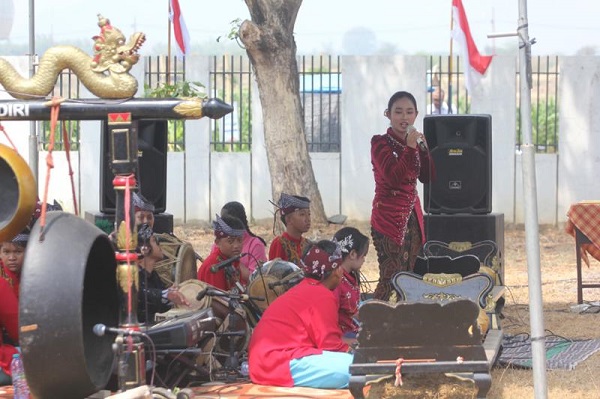 Siswa SMP Negeri 3 Grogol sebagai seniman karawitan dengan nama Paramartha Tri Gangsa saat pertunjukkan menyambut kedatangan Bupati Kediri yang resmikan tiga tempat ibadah Rabu siang.