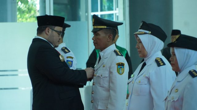 Bupati Kediri Hanindito Himawan Pramana melantik pejabat baru Pemkab Kediri Senin siang di HCC SLG.