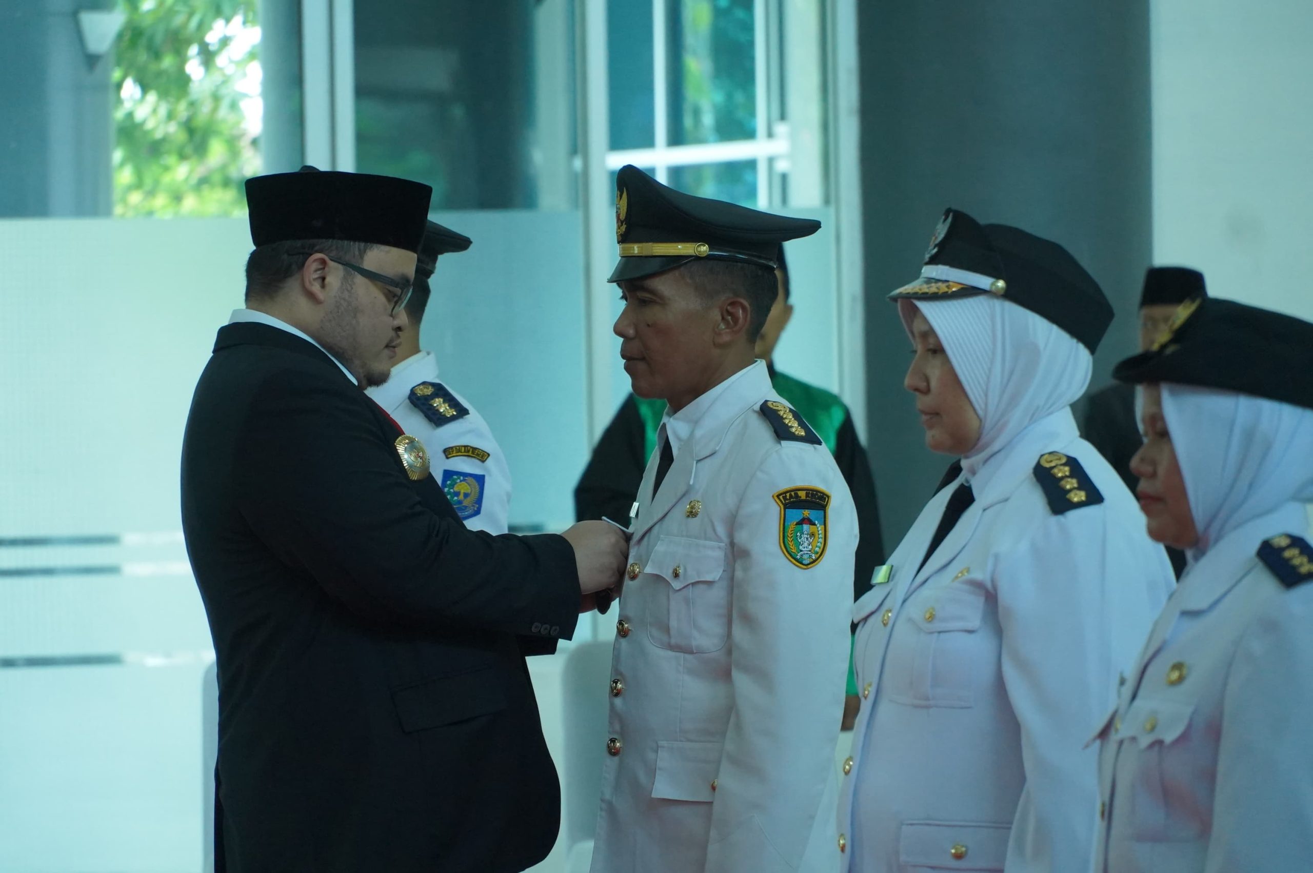 Bupati Kediri Hanindito Himawan Pramana melantik pejabat baru Pemkab Kediri Senin siang di HCC SLG.