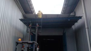 Petugas Damkar Pos Pare padamkan api di pabrik tektil di Pare Senin siang.