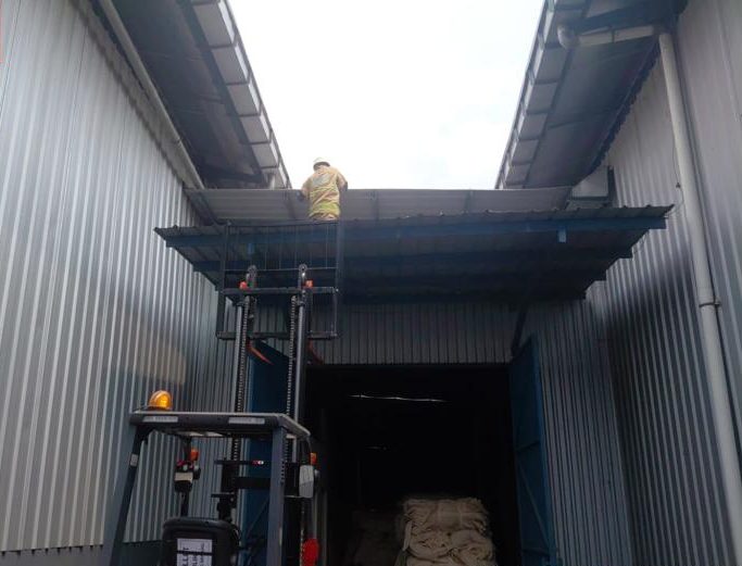 Petugas Damkar Pos Pare padamkan api di pabrik tektil di Pare Senin siang.