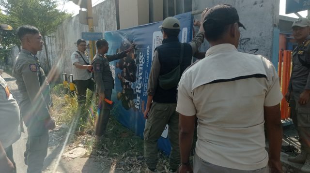 Satpol PP Kabupaten Kediri Berangus Reklame Liar di Tiga Lokasi