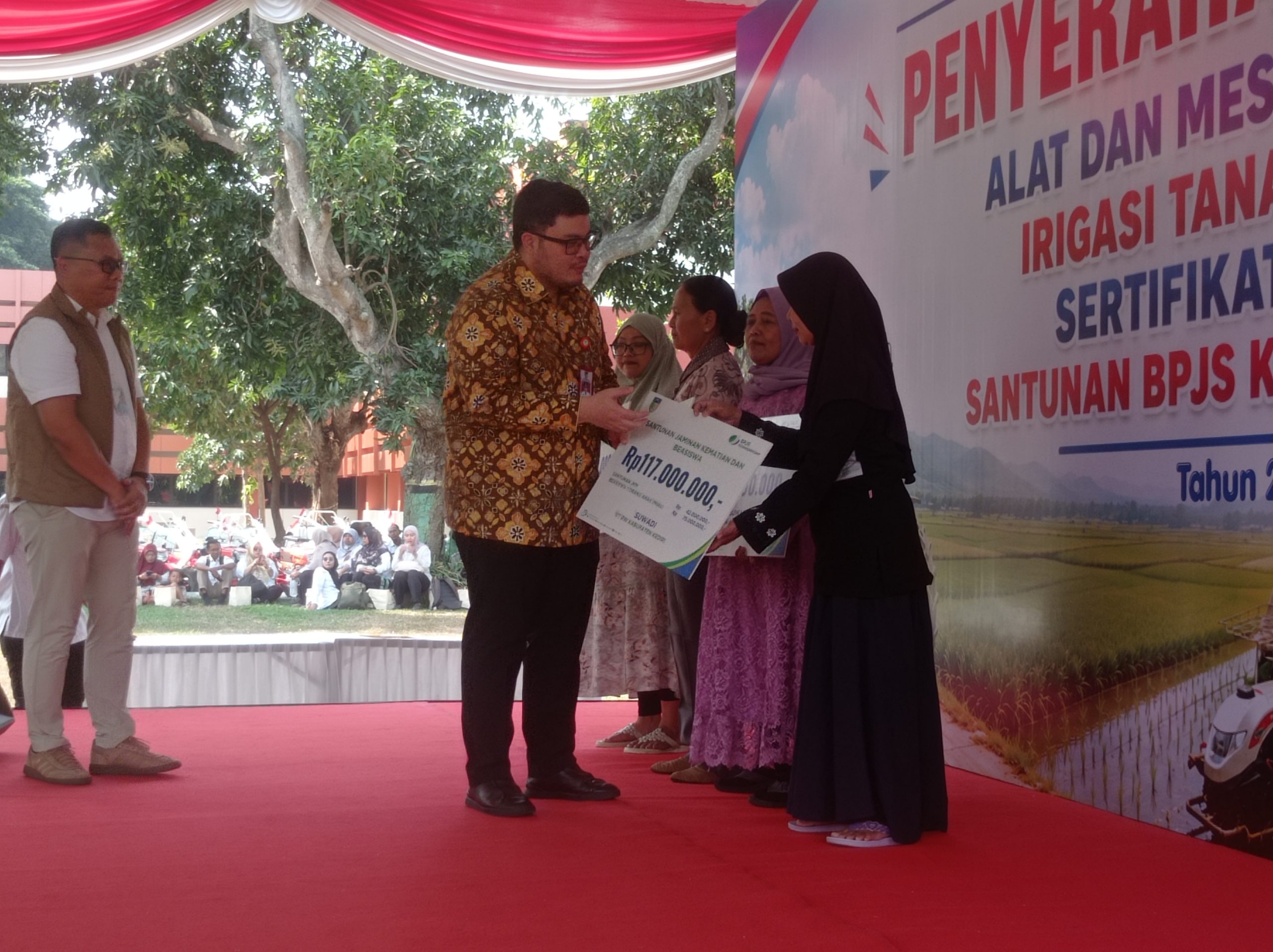 Bupati Kediri Hani dito Himawan Pramana di penyerahan bantuan alat mesin pertanian irigasi tanah dangkal, sertifikat CSR dan santunan ketenagakerjaa di Pemkab Kediri Rabu siang.