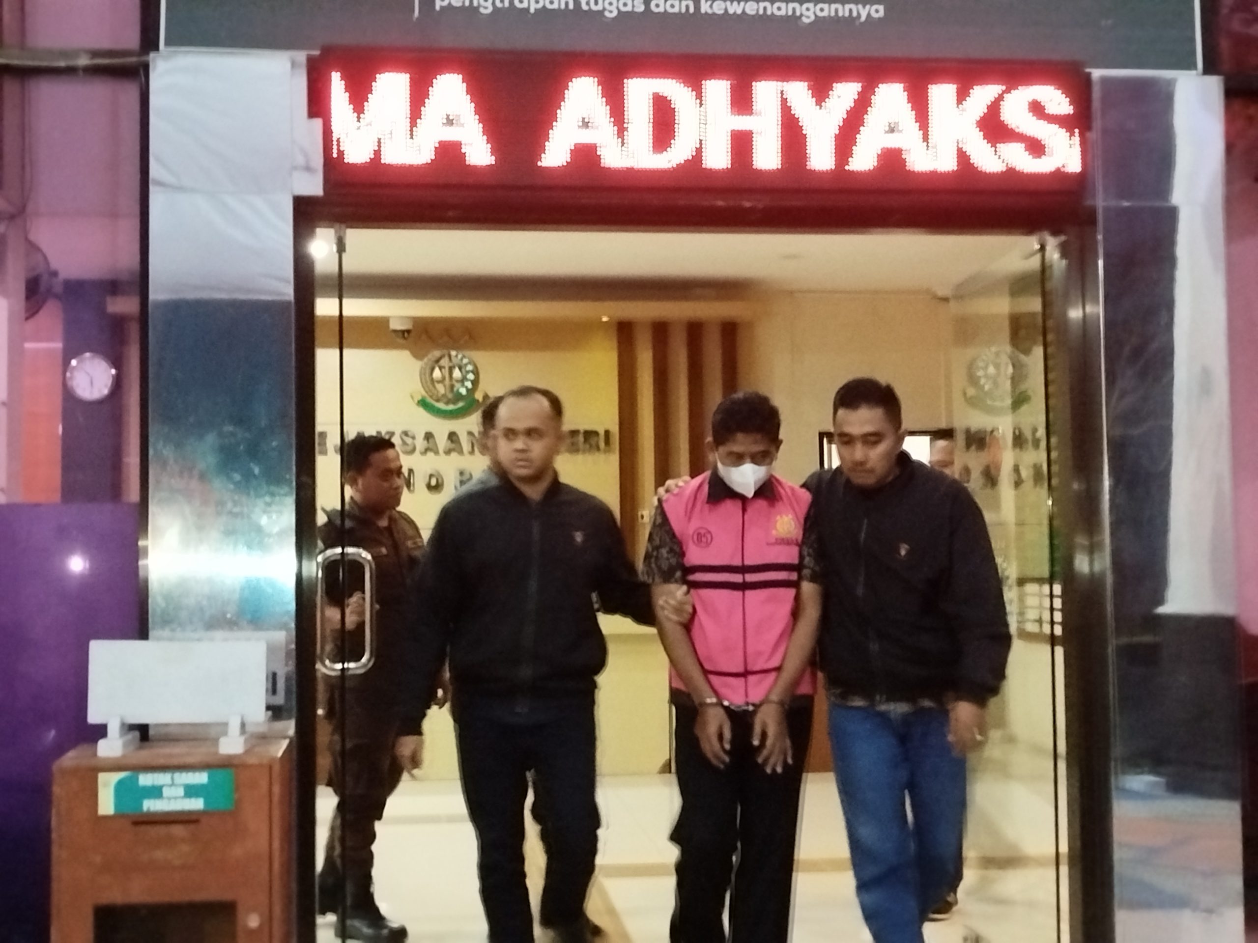 Tersangka SN saat digelandang ke mobil tahanan usai ditetapkan sebagai tersangka.