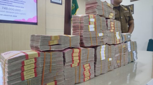 Uang senilai Rp 748 juta saat ditunjukkan dalam kasus tunjangan DPRD.