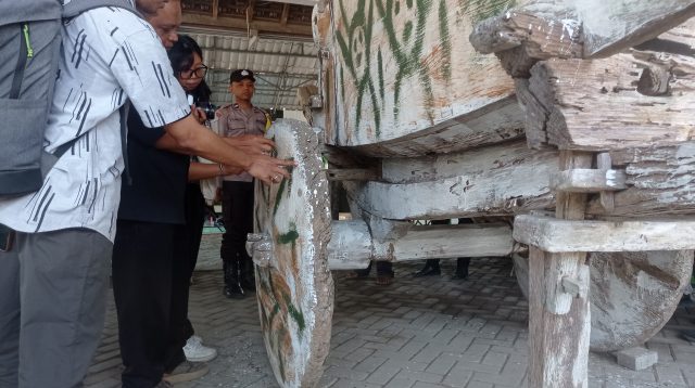 Petugas dari Balai Pelestarian Kebudayaan (BPK) Jawa Timur bersihkan cat di roda mbah Gleyor akibat vandalisme di Rabu siang.