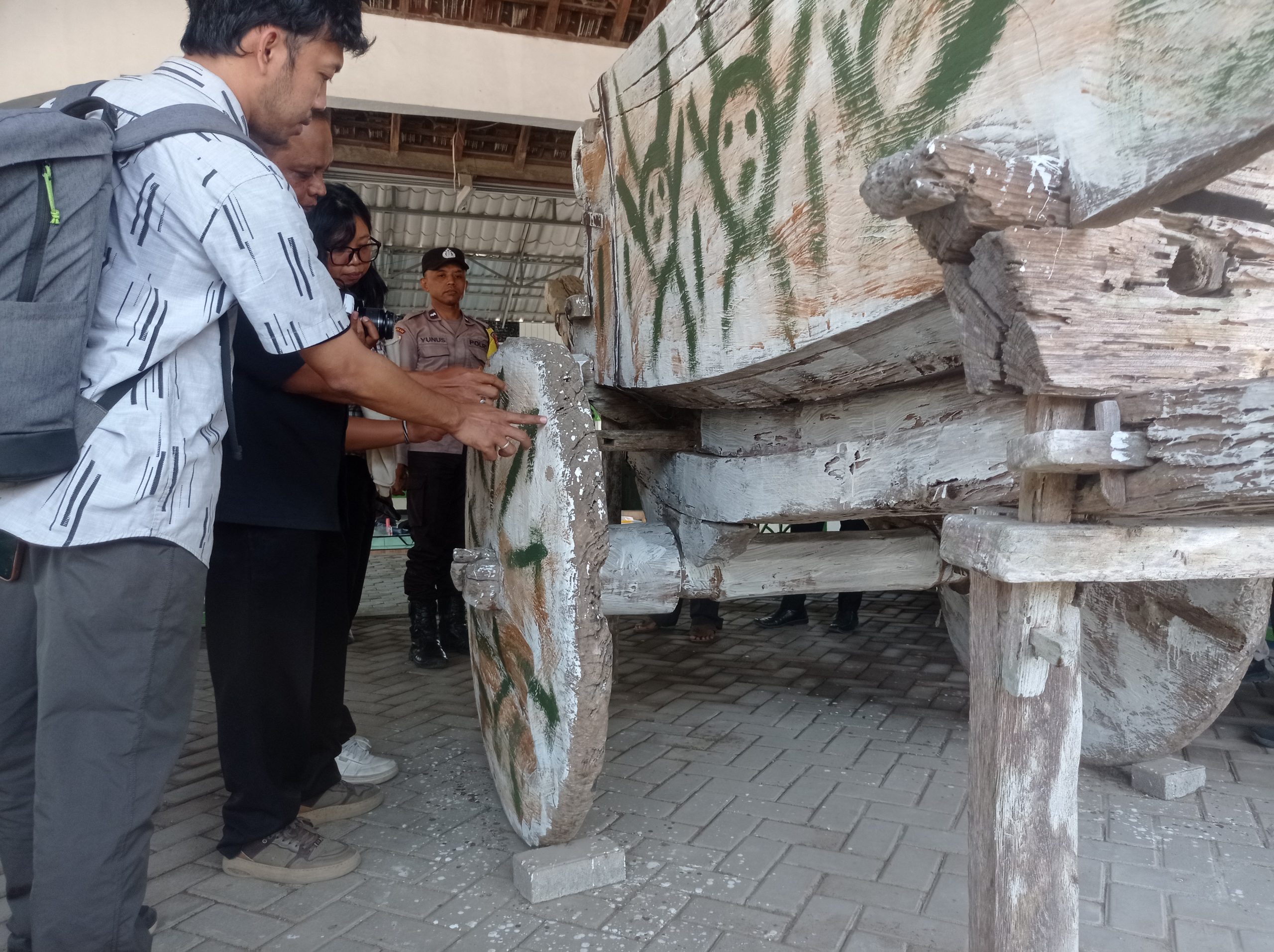 Petugas dari Balai Pelestarian Kebudayaan (BPK) Jawa Timur bersihkan cat di roda mbah Gleyor akibat vandalisme di Rabu siang.