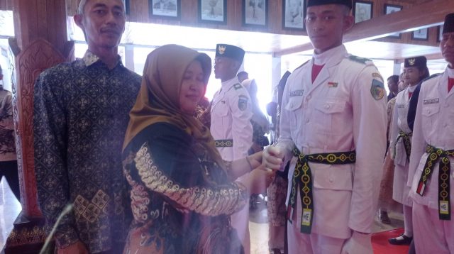 Anggota Paskibraka Kabupaten Kediri 2026 saat dipertemukan dengan kedua orang tuanya di Pendopo Panjalu Jayati Kamis siang.