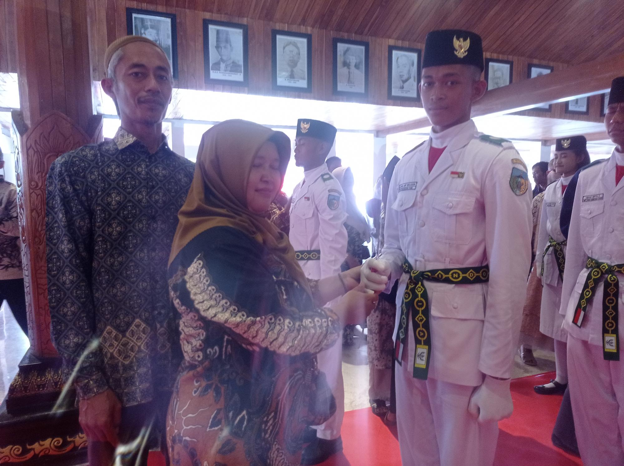 Anggota Paskibraka Kabupaten Kediri 2026 saat dipertemukan dengan kedua orang tuanya di Pendopo Panjalu Jayati Kamis siang.