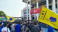 Puluhan anggota PMII saat melakukan aksi demo didepan kantor Kejari Ponorogo.