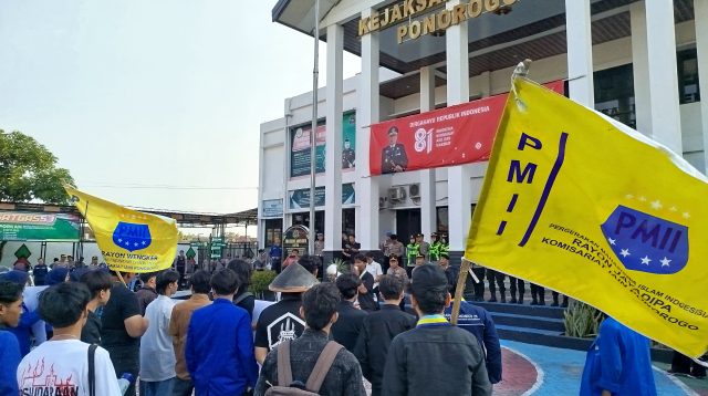 Puluhan anggota PMII saat melakukan aksi demo didepan kantor Kejari Ponorogo.