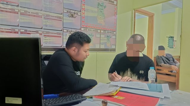 Tersangka saat berhasil diamankan di Mapolsek Sambit.