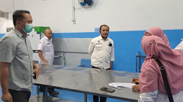 Tim Pengawas Keamanan Pangan Program MBG Kecamatan Rejotangan saat mendatangi dapur SPPG Pakisrejo.
