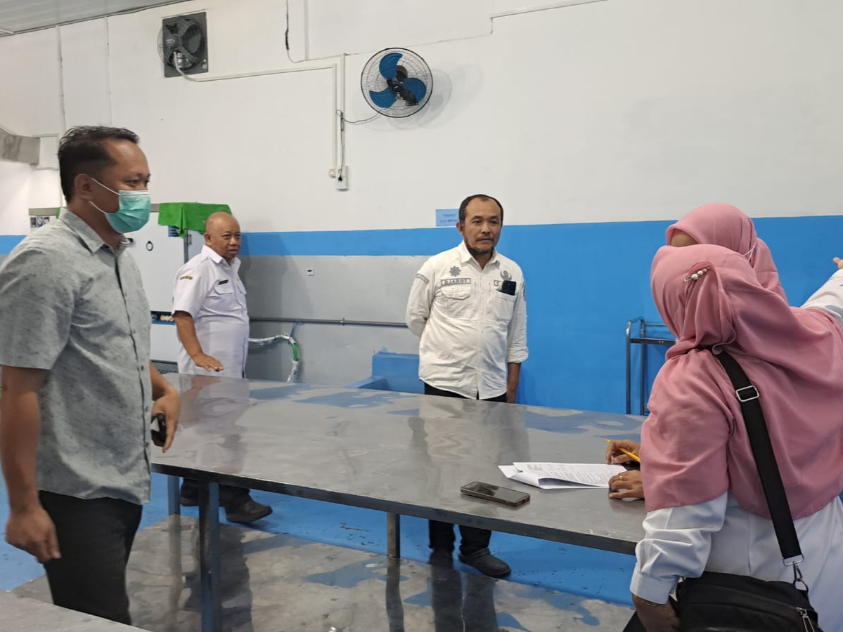 Tim Pengawas Keamanan Pangan Program MBG Kecamatan Rejotangan saat mendatangi dapur SPPG Pakisrejo.