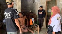 ODGJ Petugas saat mengamankan ODGJ yang menembakkan senapan angin dan mengenai kaki pedagang sayur keliling.