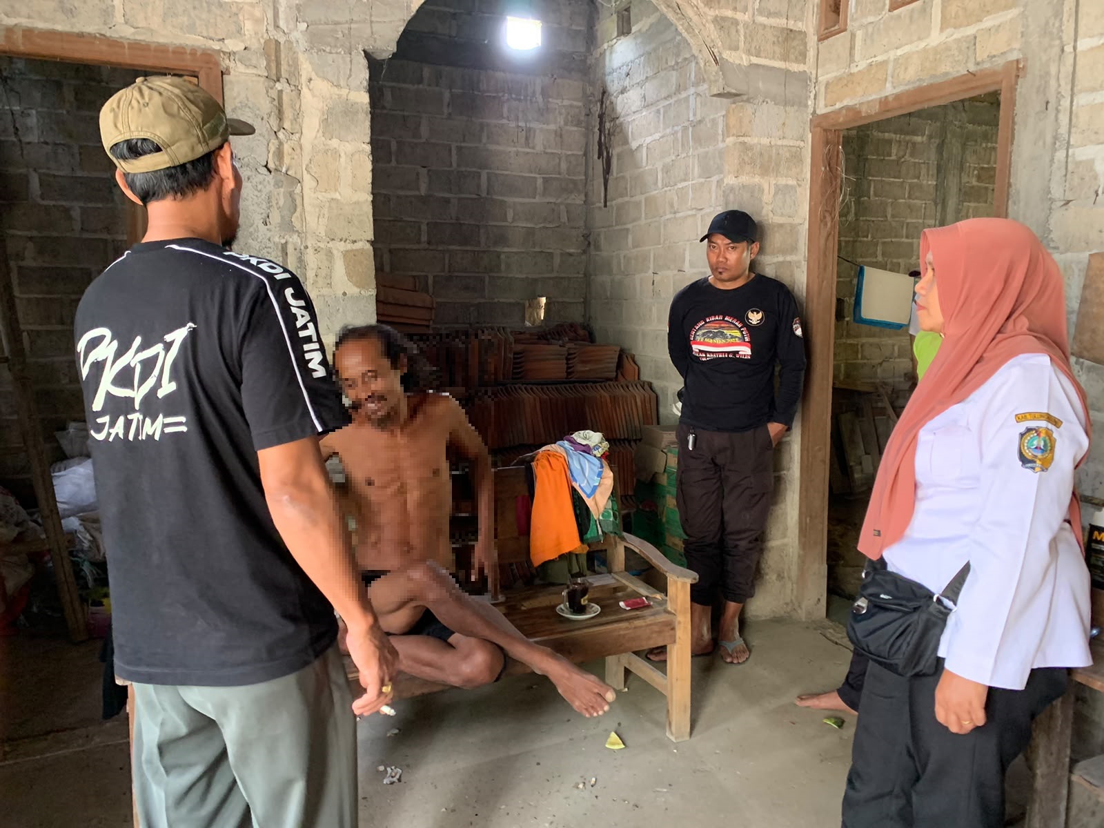 Petugas saat mengamankan ODGJ yang menembakkan senapan angin dan mengenai kaki pedagang sayur keliling.