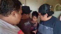 Polisi saat meringkus tersangka.