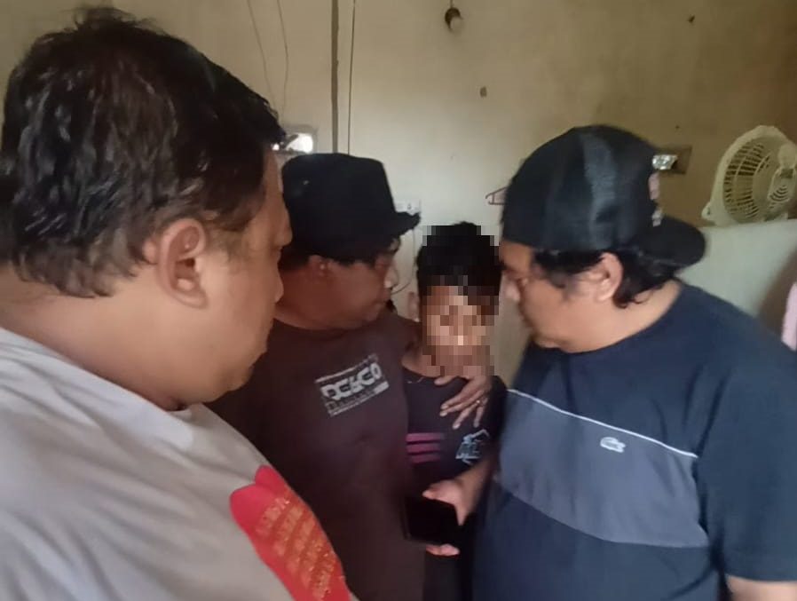 Polisi saat meringkus tersangka.