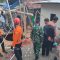 Petugas saat evakuasi jenazah dari dalam sumur.