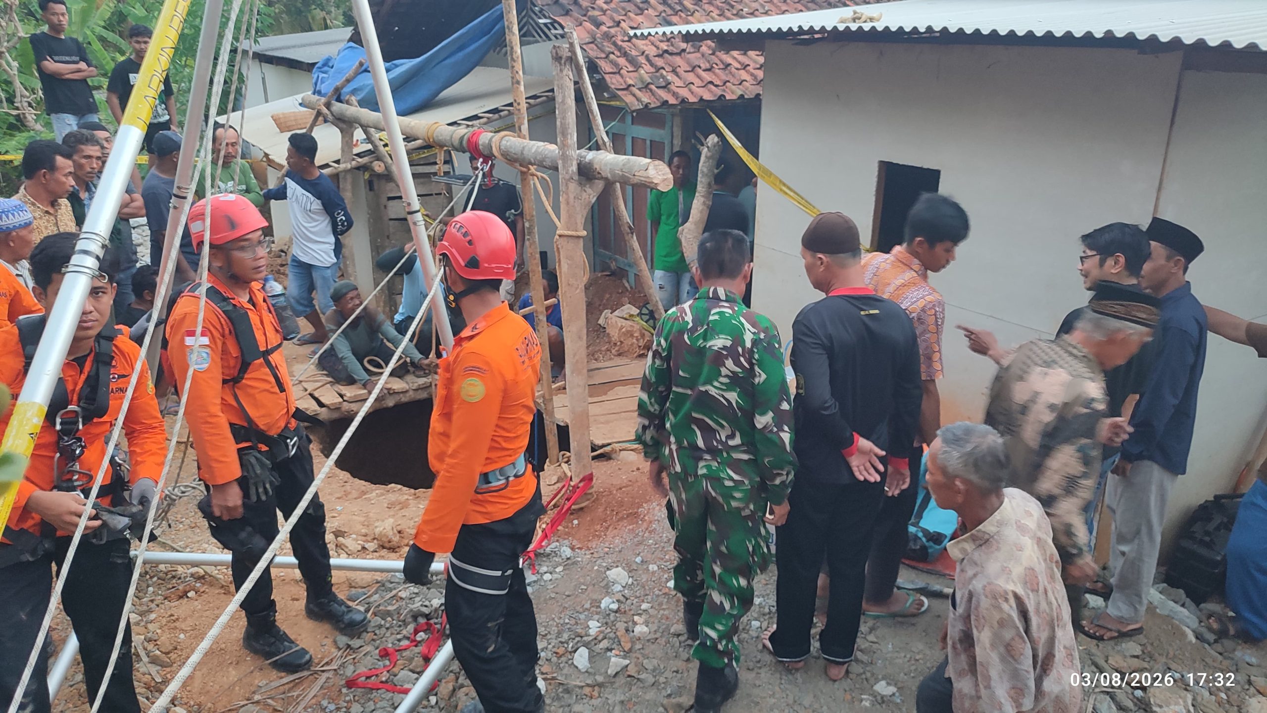 Petugas saat evakuasi jenazah dari dalam sumur.