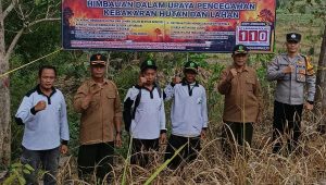 Pemasangan imbauan pencegahan kebakaran di RPH Jemblong, Desa Kalitengah, Kecamatan Panggungrejo.