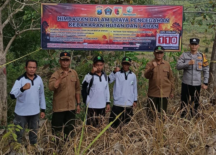 Pemasangan imbauan pencegahan kebakaran di RPH Jemblong, Desa Kalitengah, Kecamatan Panggungrejo.