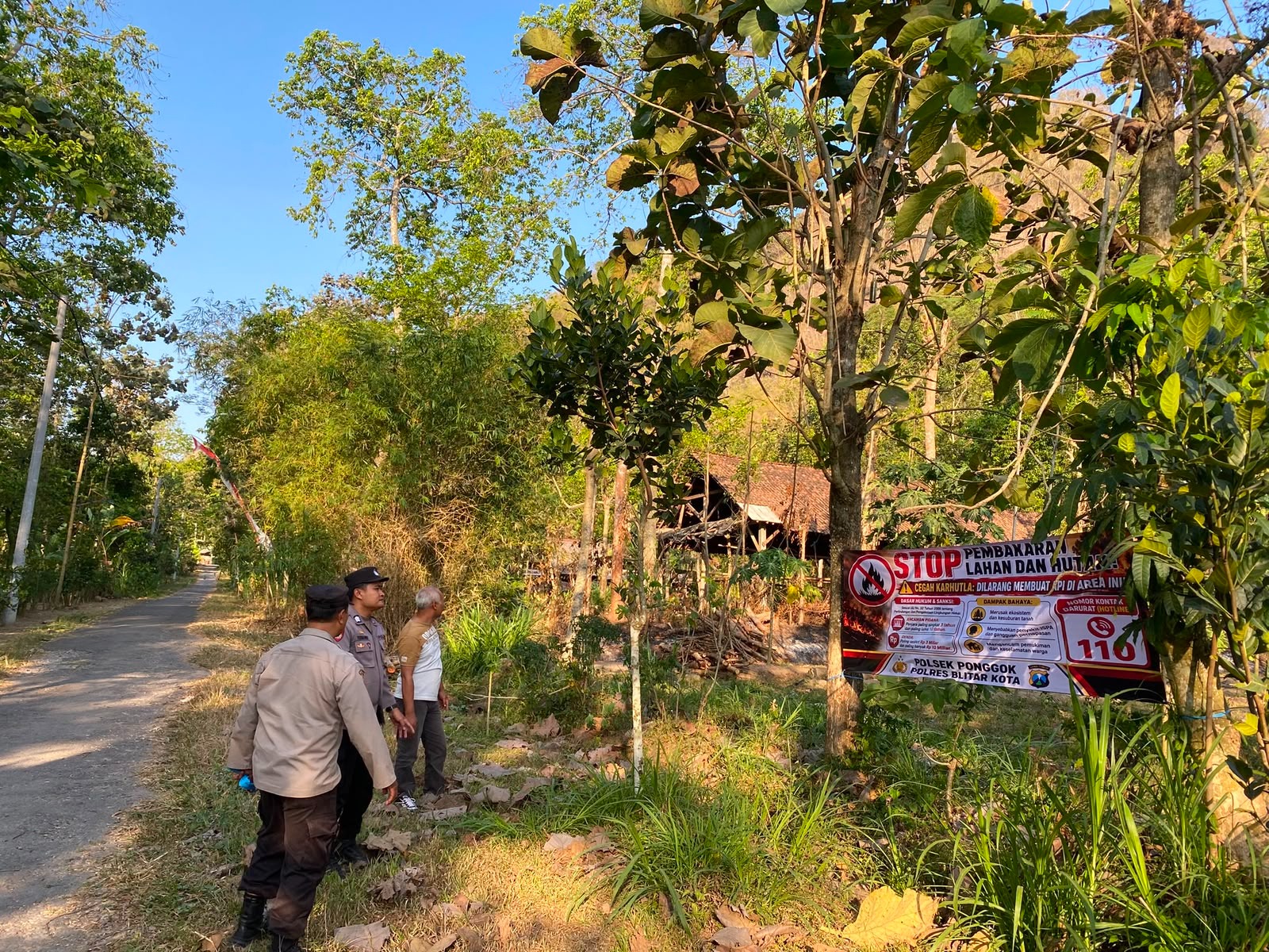 Petugas ketika memasang  banner imbauan.