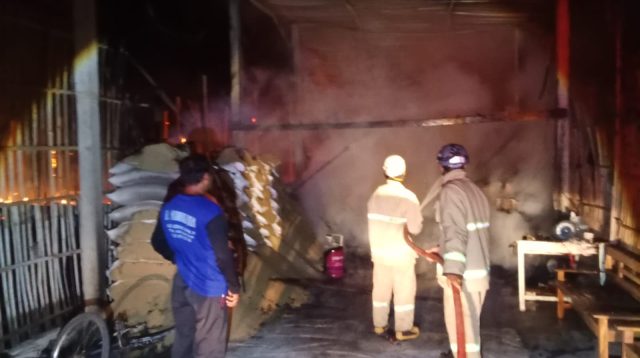 Kondisi kandang ayam yang terbakar hingga merugi Rp 1 miliar.