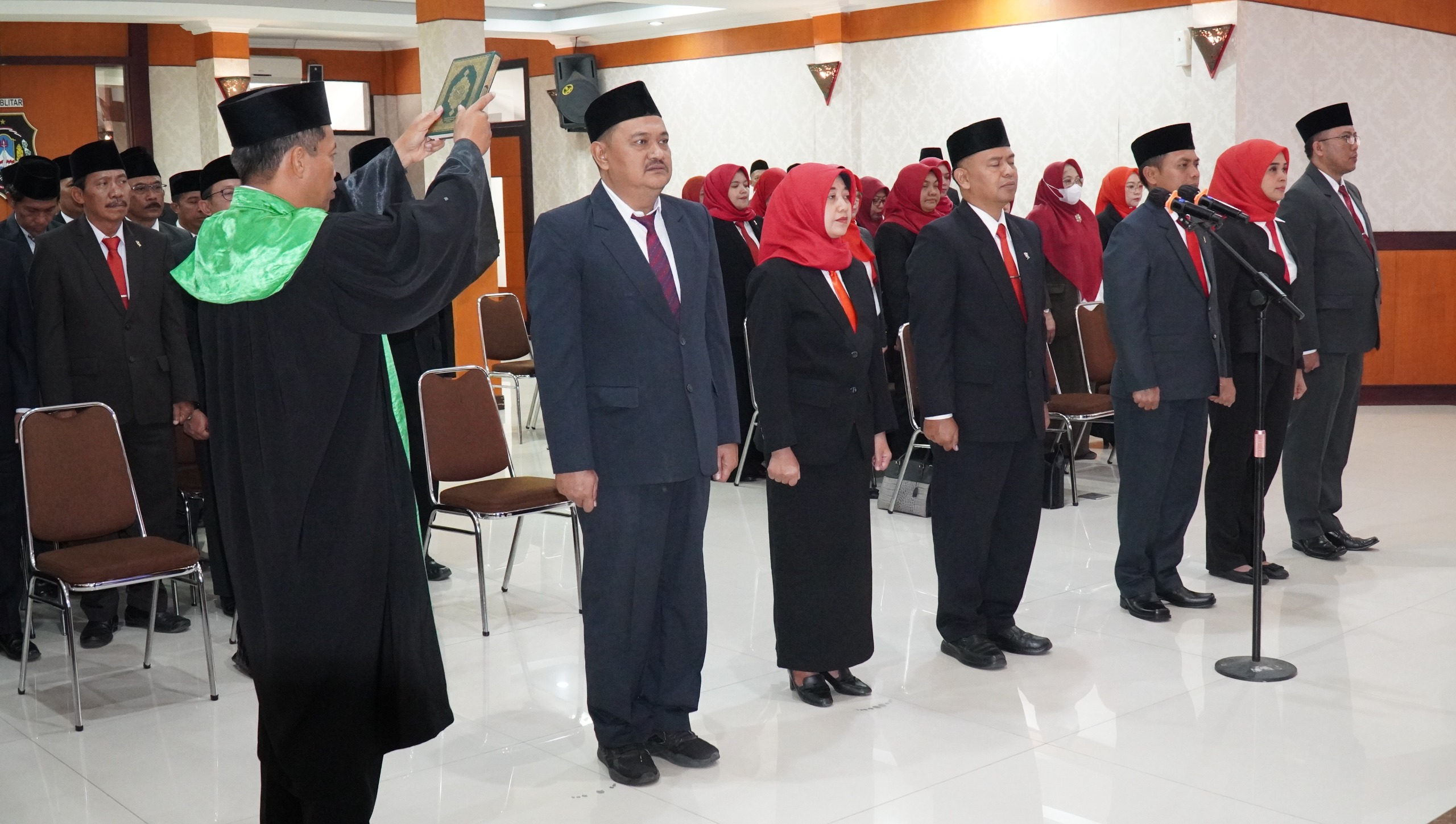 Wali Kota Blitar Syauqul Muhibbin ketika melantik pejabat baru di ruang Sasana Praja kompleks kantor wali kota.