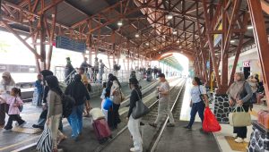 Suaana Stasiun Blitar yang dipadati penumpang.