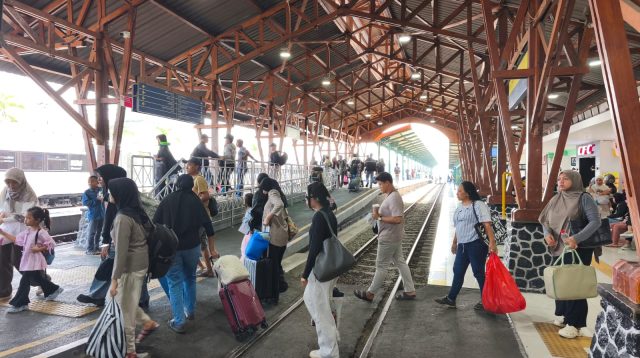 Suaana Stasiun Blitar yang dipadati penumpang.