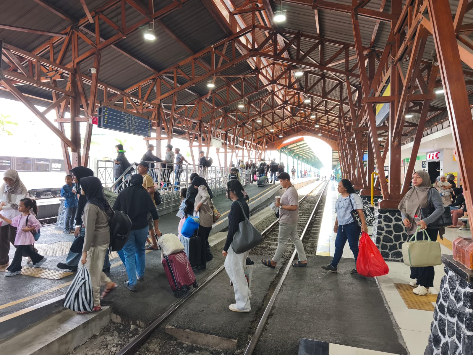 Suaana Stasiun Blitar yang dipadati penumpang.