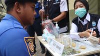 Puluhan anggota ketika menjalani tes urine.
