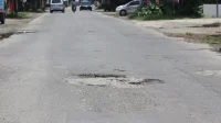 f-minim1-1341917922-1-2890472654 Kondisi jalan rusak di perbatasan Desa Srikaton dan Desa Sambi Ringinrejo yang rusak dan belum ada perbaikan.
