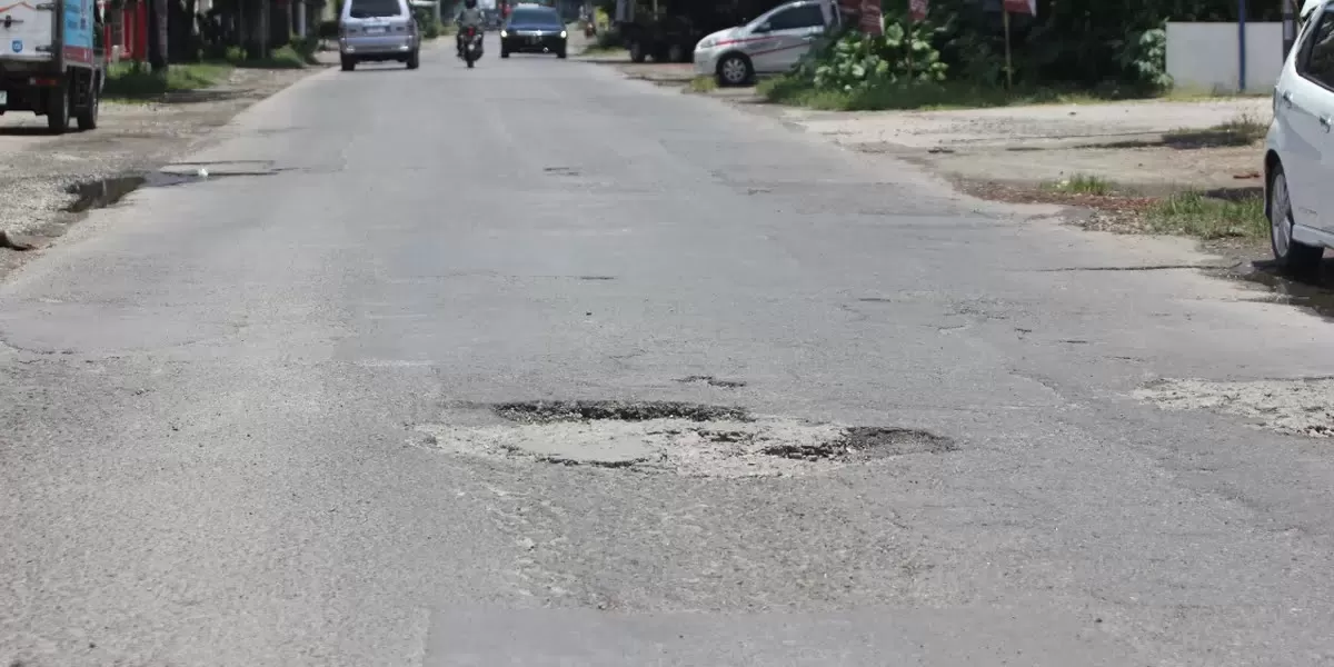 Kondisi jalan rusak di perbatasan Desa Srikaton dan Desa Sambi Ringinrejo yang rusak dan belum ada perbaikan.