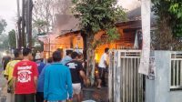 kebakaran kesamben1 Kondisi rumah yang terbakar gara-gara menyalakan kompor hingga menyambar BBM.