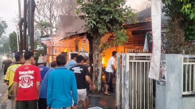 Kondisi rumah yang terbakar gara-gara menyalakan kompor hingga menyambar BBM.