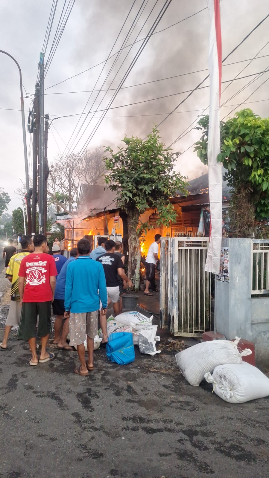 Kondisi rumah yang terbakar gara-gara menyalakan kompor hingga menyambar BBM.