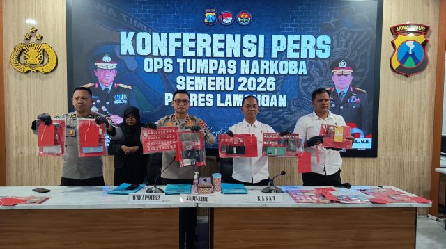 Wakapolres Lamongan Kompol Jodi Indrawan didampingi Kasatresnarkoba AKP Tulus Harianto menunjukan barang bukti berupa satu hasil operasi tumpas Narkoba Polres Lamongan.