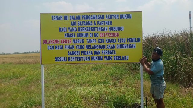 Ahli waris memberi plang kepemilikan bidang tanah yang berada di Desa Warukulon Kecamatan Pucuk Kabupaten Lamongan yang menjadi obyek sengketa atas kepemilikan.