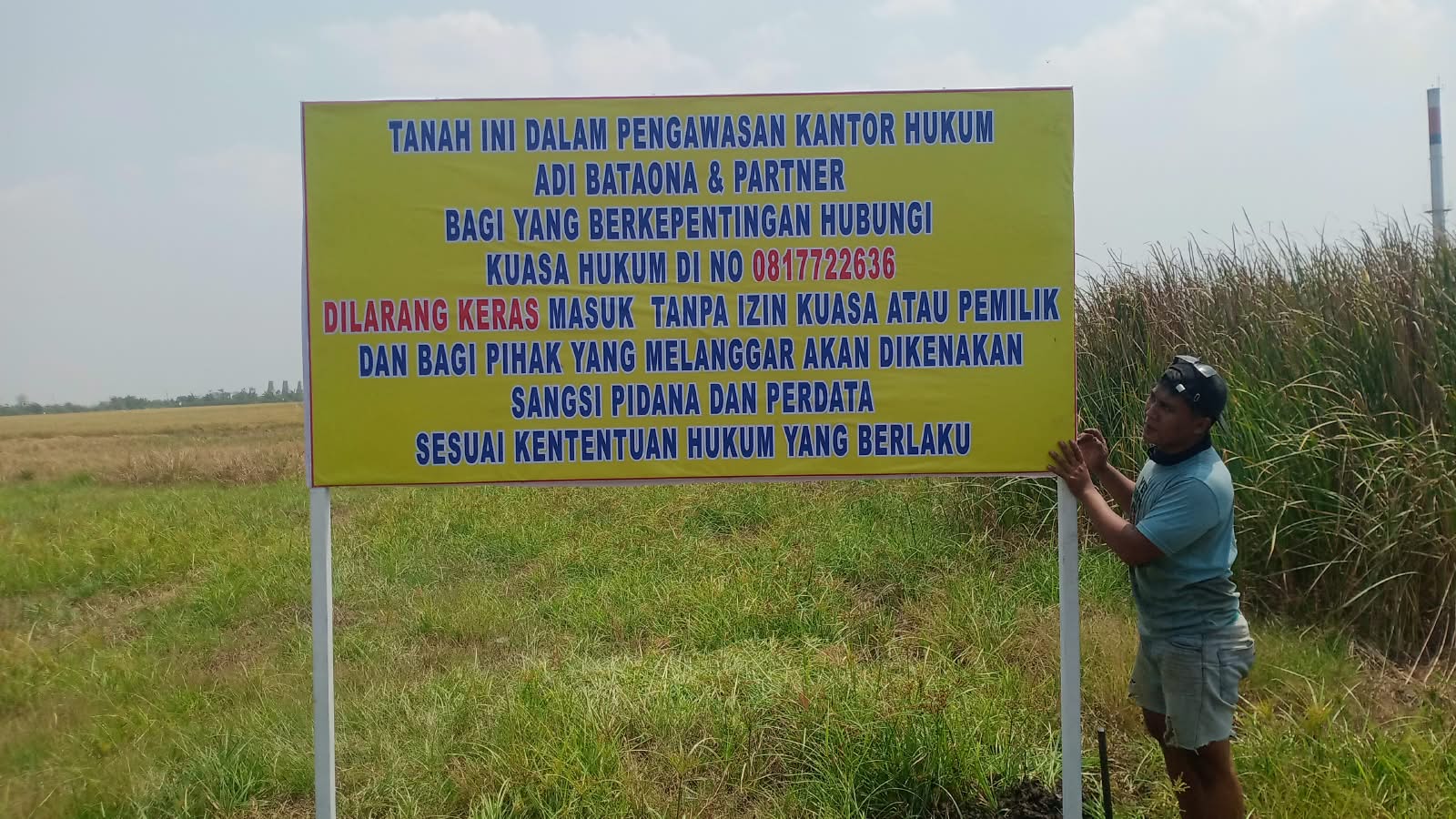 Ahli waris memberi plang kepemilikan bidang tanah yang berada di Desa Warukulon Kecamatan Pucuk Kabupaten Lamongan yang menjadi obyek sengketa atas kepemilikan.