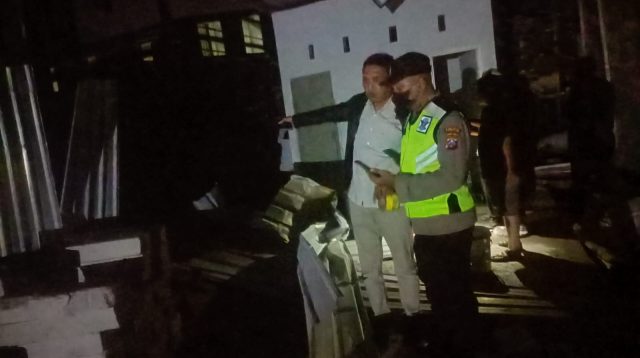 Kapolsek Pucuk AKP Kharis Ubaidillah saat melakukan olah TKP Tempat ledakan yang menewaakan satu pekerja dan enam luka bakar.