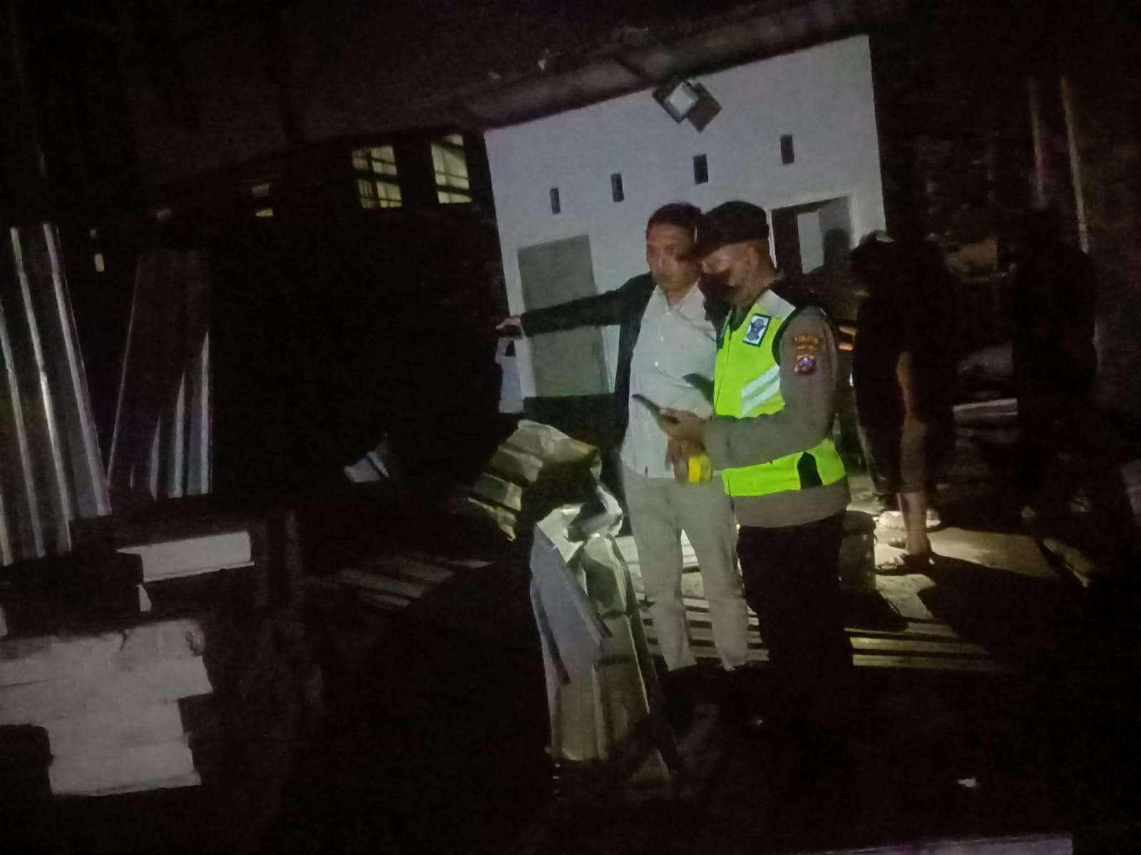 Kapolsek Pucuk AKP Kharis Ubaidillah saat melakukan olah TKP Tempat ledakan yang menewaakan satu pekerja dan enam luka bakar.