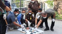 1000326308 Kejari Lamongan musnahkan barang bukti dari 38 perkara dengan cara dihancurkan.