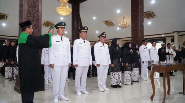 1000329779 Bupati Lamongan Yuhronur Efendi melantik dan sumpah jabatan di lingkup Pemkab.