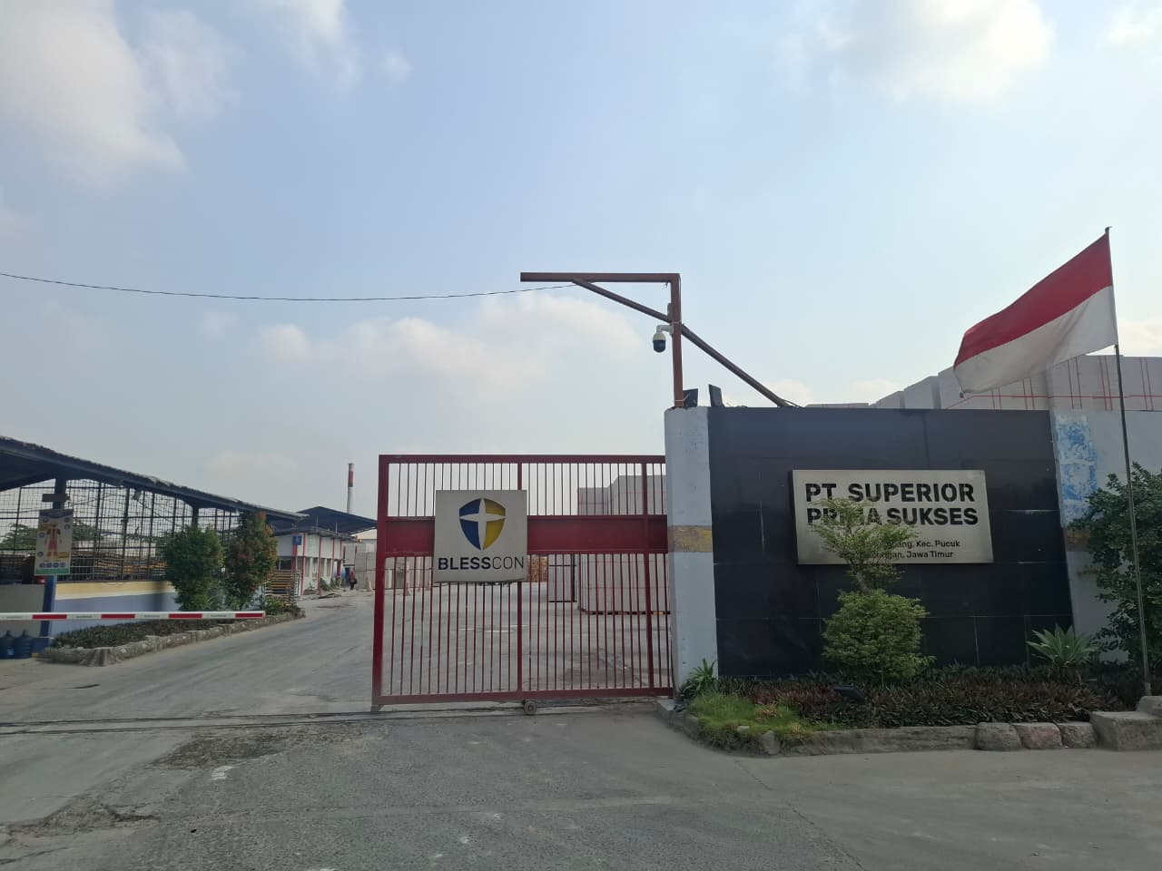 Pabrik Bata ringan PT Superior Prima Sukses di Desa Warukulon Kecamatan Pucuk Kabupaten Lamongan.