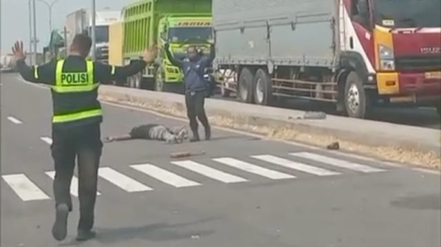 Petugas Satlantas Polres Lamongan mengamankan terduga pelaku penusukan di Pintu JLU sisi Barat Plosowahyu.